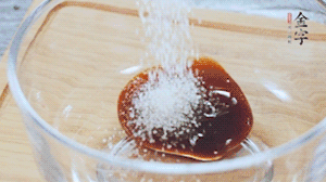 合上蓋子，啟動(dòng)電源煮飯。期間混合好調(diào)味汁。