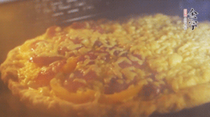 準備好披薩餅皮，烤盤刷油后入烤箱預熱10分鐘，放上面餅后180度烤10分鐘。（現成買的披薩皮，就忽略此步驟）