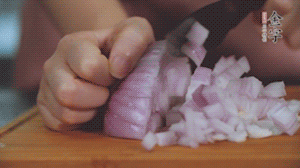 2.半個青椒、半個黃椒切圈、一個洋蔥切丁、三個白蘑菇切片備用。