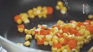 胡蘿卜、玉米洗凈后，處理成粒，加鹽簡單炒制。