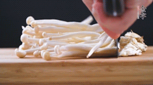 海鮮菇、蟹味菇去掉根部，洗凈。