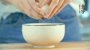 雞蛋液打散，可以加點(diǎn)鹽和黃酒，邊煎邊用筷子攪拌。