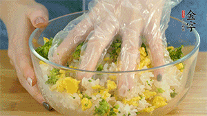 將飯團(tuán)用手搓捏成圓球狀。