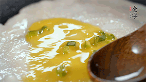 將雞蛋液鋪到面餅上，放上香腸。