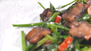 出鍋前加少許鹽調(diào)味。