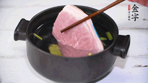 整塊豬肉，加蔥、姜片、料酒焯水。