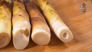 春筍剝?nèi)ネ鈿?，切成滾刀塊。