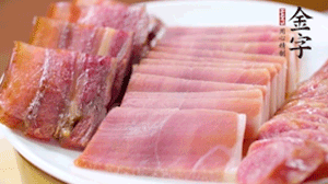 擺盤后鋪上老豆腐，淋點(diǎn)料酒，灑點(diǎn)白糖上鍋蒸20分鐘。