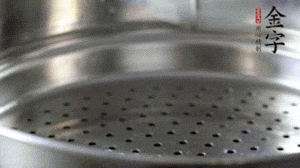 出鍋后，倒扣臘味，撒上蔥花即可。