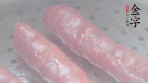 金字香腸上鍋，大火蒸5分鐘，切片備用。