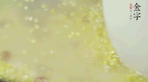 糯米、紅豆浸泡1小時(shí)，和小米一起入電飯鍋蒸熟。