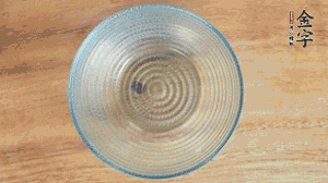 取一個(gè)碗，香菇倒放，香腸片圍繞鋪成圓形，加炒好的米飯壓實(shí)。