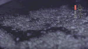 小青菜洗凈后，鍋中水燒開，放點(diǎn)鹽和滴幾滴油后燙熟。