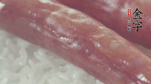 關(guān)上蓋子，煮到米飯露出時(shí)。