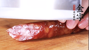 金字肉感香腸切成片，大蒜切末。