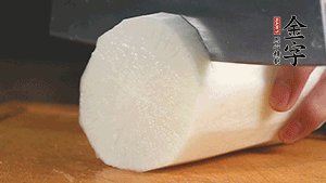 白蘿卜去皮切塊，豆芽洗凈。