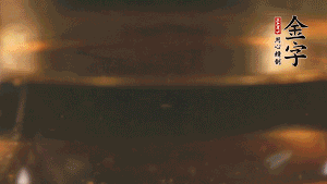 冷水下鍋，加入牛仔骨、姜片焯水備用。