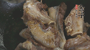 加入白蘿卜、料酒、水、火腿煮40分鐘。