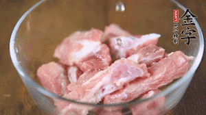 切成小段的排骨洗凈后，加姜片焯水3分鐘。