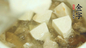 加入適量清水、黃酒燉開后，小火煮1小時即可。