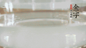 秋葵焯水后，去掉根部，對切成2半。