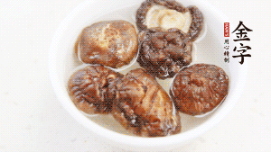 鍋加熱至7成，放蘿卜絲煸炒，加3粒冰糖翻炒至透明，盛出備用。