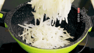 鍋加油至5成熱，放香腸粒、臘肉粒翻炒，等脂肪變透明后，加香菇、瑤柱、蝦米，放適量冰糖、胡椒粉、鹽炒至香味溢出。