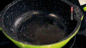 盆中放入炒好的蘿卜絲、香腸等食材，加粘米粉、澄粉，一邊倒香菇水，一遍攪拌成稀糊狀。（加入少量的澄粉可以讓蘿卜糕質(zhì)地柔軟又充滿彈性，而且還可以增加成品的透明感。 ）