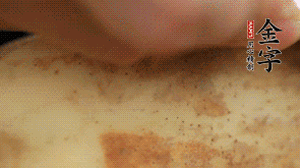 金字香腸切片，藕去皮切薄片備用。