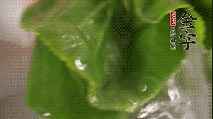 小青菜從根部掰開，分別洗凈。