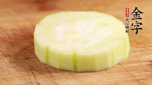 將香腸片鋪到絲瓜圈上。