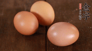 雞蛋加鹽打散1分鐘。