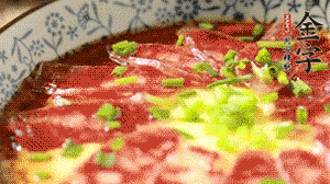 出鍋前淋上少許生抽、香油調(diào)味，撒上蔥花就可以了。