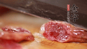 金字香腸蒸或煮至7成熟，切成片備用。