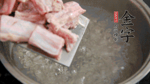 剁成塊狀的排骨洗凈，放入沸騰的鍋中，加姜片汆燙，2分鐘后撈出備用。