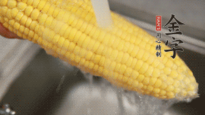 蓮藕切塊、玉米切段、荸薺削皮。