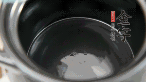 依次把排骨、玉米、蓮藕、荸薺放入砂鍋中。（根據(jù)食材的難易熟度放置，難熟的放下面，其他湯品也是一樣。）