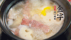 出鍋前加適量鹽調(diào)味，撒香菜點綴就可以啦。