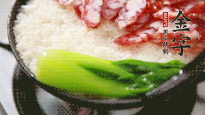 5分鐘后，在鍋邊用勺子淋一圈少少的油。打雞蛋，放青菜，把調(diào)好的醬汁倒入。（在米飯周圍用小勺沿著鍋邊淋上一圈油，是為了吃到地道的鍋巴。這個過程可以稍微轉(zhuǎn)動下鍋，使四壁受熱均勻。）