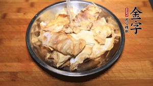 筍干冷水泡發(fā)至軟，切成小段，生姜切成片備用。