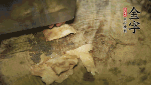 加適量溫水淹沒食材，大火燉至水沸后再小火慢燉1小時，出鍋前10分鐘加枸杞。（焯過水后的豬蹄不應(yīng)再用涼水，用溫水燉煮更容易軟爛。也可以用高壓鍋或者有煲湯功能的電飯煲，省時又便于入味。）