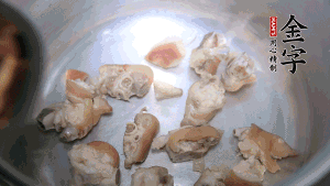 煎至兩面略金黃時(shí)，加適量熱水燉至奶白。