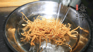 蟲草花用涼水浸泡10分鐘，干香菇溫水泡發(fā)至軟去蒂備用。蓮子、紅棗也可一同清洗干凈。