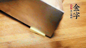 將雞、生姜片、火腿片放入砂鍋中，注入清水淹沒雞身。（燉湯最適宜冷水下鍋，隨著水溫的慢慢升高，原料會充分釋放出營養(yǎng)。）