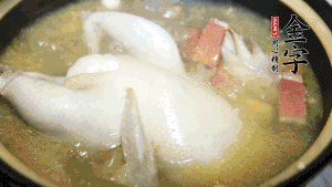 煮沸時加入蟲草花、香菇、紅棗，以料酒調(diào)味繼續(xù)小火燉煮1小時左右。