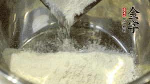 【油皮】1．將油皮材料放入料盆中，緩緩加100ml水，攪拌成雪花片狀。在案板上反復揉搓成有一定筋度的光潔面團，搓成12個團子。