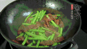 然后再加入鮮蓮子一起翻炒，至熟后加少許鹽調(diào)味就可以了。