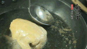 鴿子去毛和內(nèi)臟，處理干凈。大火燒開鍋中的水，放入鴿子汆燙3分鐘，撇清血沫，撈出備用。（為了保證湯色純正，肉類在煲制前要先去除殘留的血水，煲湯時一定要冷水下鍋，這樣肉里的蛋白質(zhì)才可以充分地溶解到湯里，湯的味道才會鮮美。）