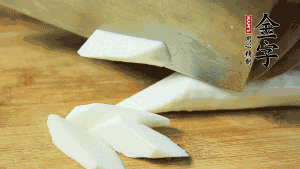 生姜刮去皮切成片，山藥去皮洗凈切成小塊備用。（山藥建議選擇軟糯的鐵棍山藥，口感上更好喲~）