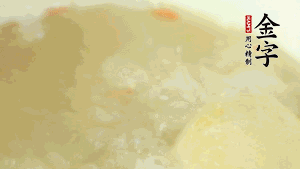 然后再放紅棗、枸杞，調(diào)和湯品味道，小火燉煮1小時。